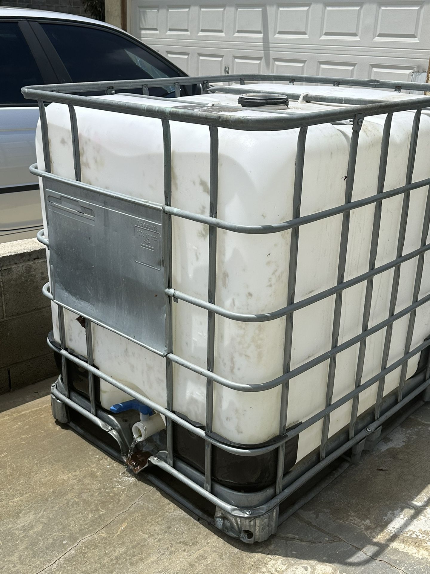 Used 275 gallon Large Water Storage Tank