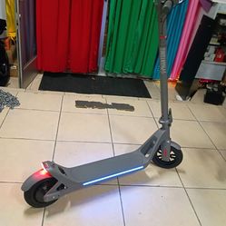 PHANTOM GOGO ELECTRIC SCOOTER.
FOLDABLE ELECTRIC SCOOTER 350 WATTS POWER MOTOR. SPEED 15MPH. RANGE 28 MILES. SMART SIDE LIGHTS. LED HEADLIGHTS. BRAKE 