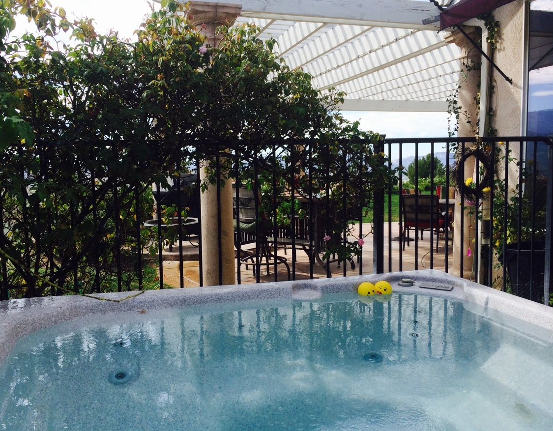 6 Person Spa Hot Tub With Newer Covers Works Great