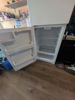 White Top-Freezer Refrigerator