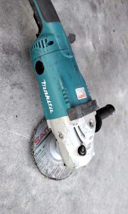Makita 15Amp 7in Corded Angle Grinder