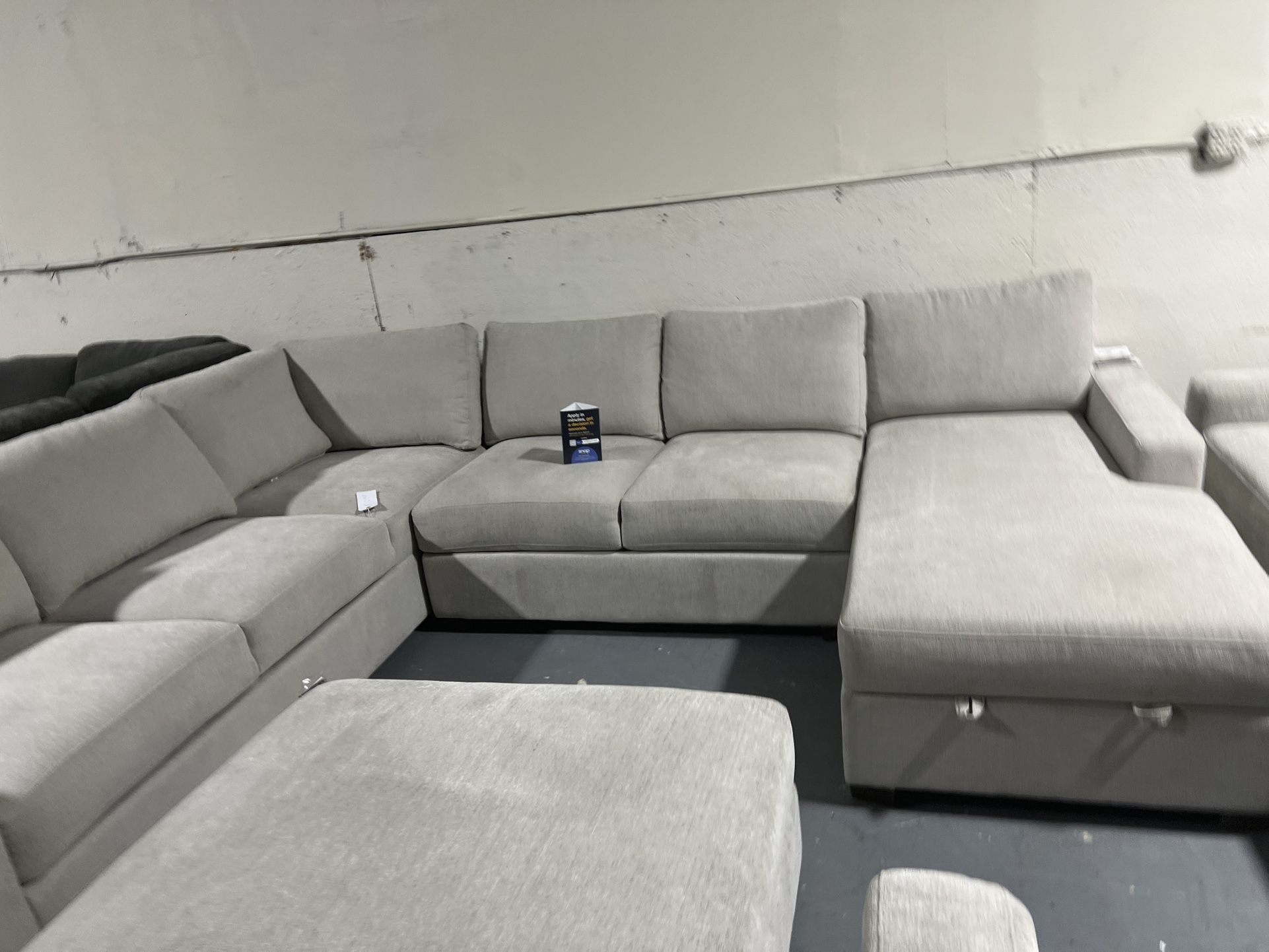 Thomasville Glenn Sectional w/ Storage Chaise