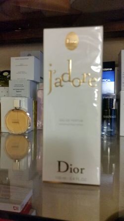 Jadore 3.4oz 100ml prepárese para navidad con sus regalos yo vendo perfumes auténticos y a bajo precio.