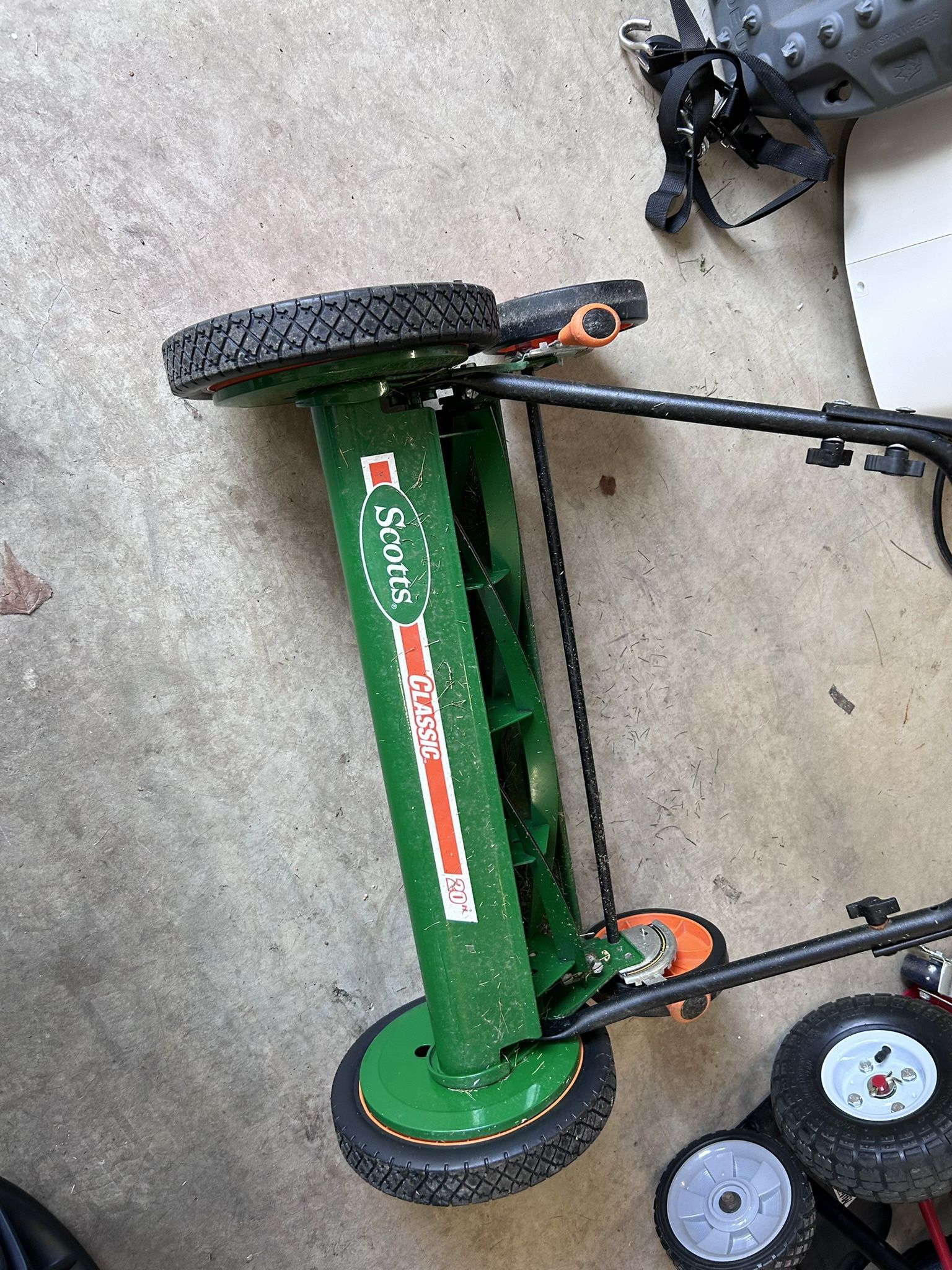 Push Reel Lawn Mower - Scott’s 2000-20s 20 Inch