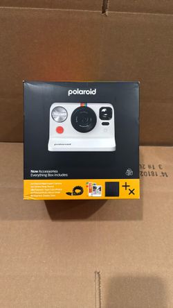 Polaroid Essentials Box: Film Camera with Automatic Focus & Polaroid 600 Format