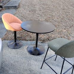 New Cocktail Table & 2 Chairs 