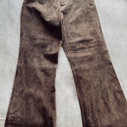 ‘90s Brown Faux Suede Straight-Leg Pants (New with Tag) Color: Chocolate brown Material: Faux suede (soft, matte finish) Style: Straight-leg pants Ris