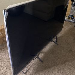 75inch Hisense Roku Tv • Read Description •