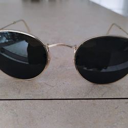 Ray-Ban Unisex Sunglasses: Oval Shaped, Gold Rims