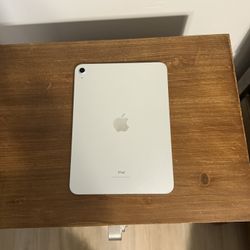 Apple Ipad (10th Generation) - 64GB - WiFi - Excellent condition 