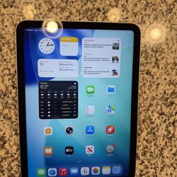 2025 Apple iPad 11-inch A16 11th Gen, silver 128GB WiFi + Cellular   Like new 100% battery health 