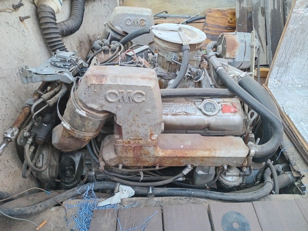 5.7 L OMC Boat MOTOR