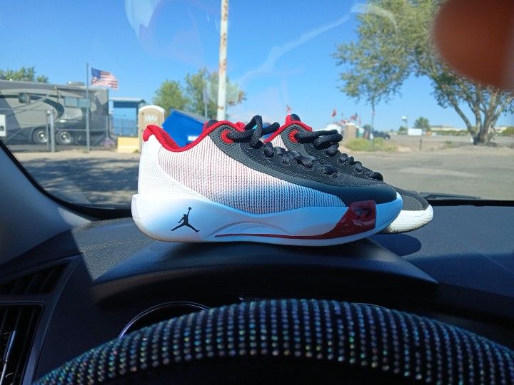 Jordan Size 61/2 Womans