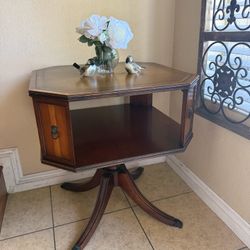 Vintage Mahogany Leather Top Accent/End Table