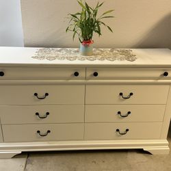Dresser, with 8 drawers 