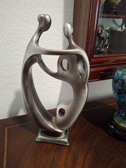 ESCULTURA DE RESINA UNA LINDA PAREJA  PLATEADOENVEJECIDO