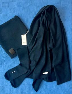 Vince Wool & Cashmere Travel Set in the color Costal / 403 CBL (dark navy blue)