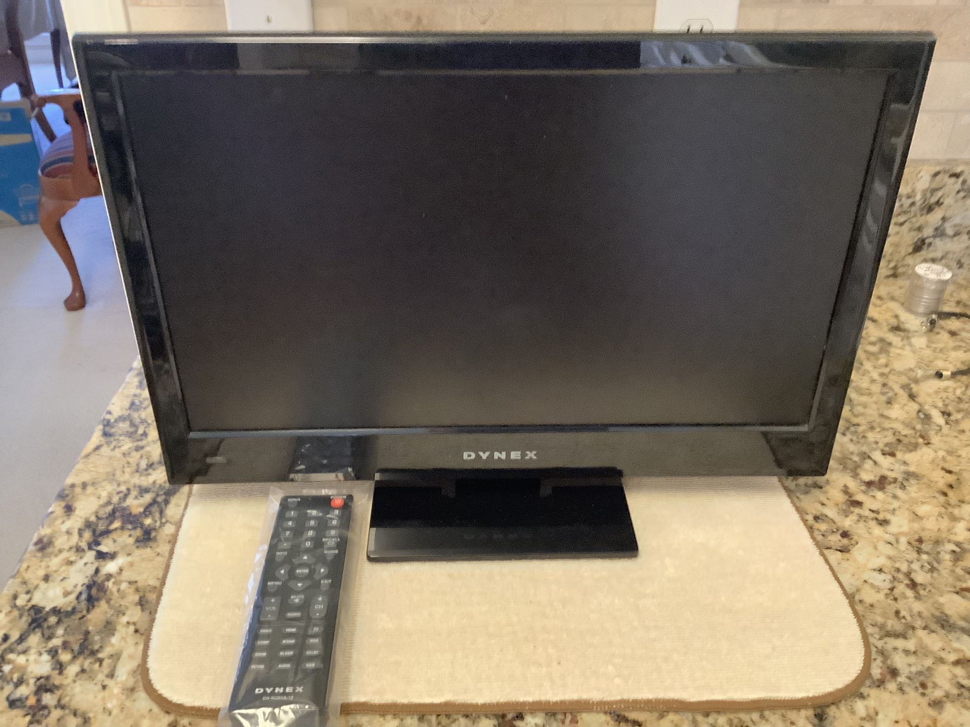 19” HD LED-LCD Flat Screen TV W/Remote