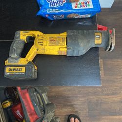 DEWALT SAWSAW WITH 20v Max Battery 