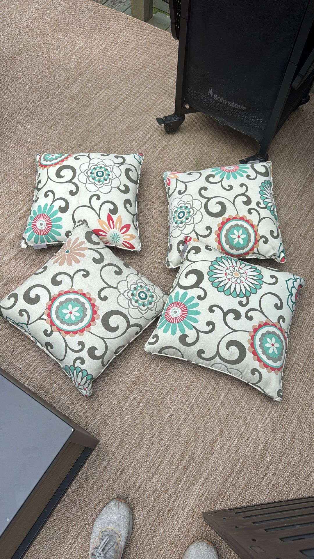 4 Outdoor Pillows