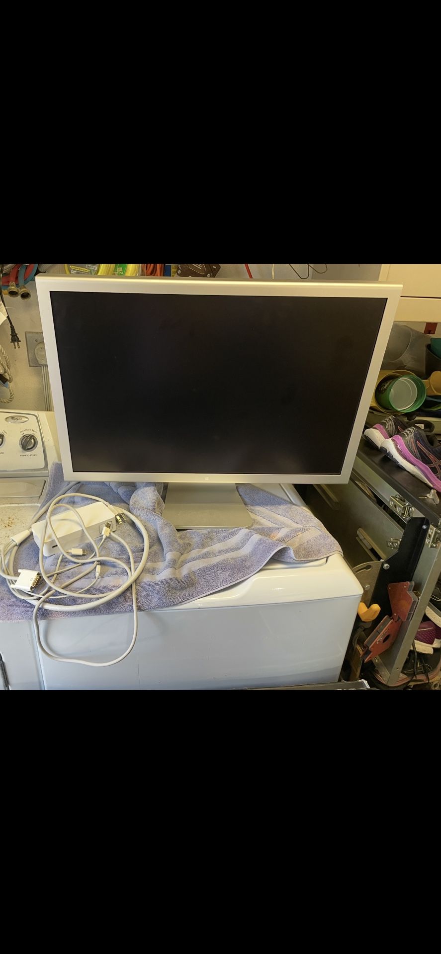 Apple computer monitor cinema not working comes with cables