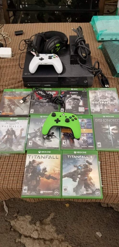 Xbox One With Games 2 Controller, Headset