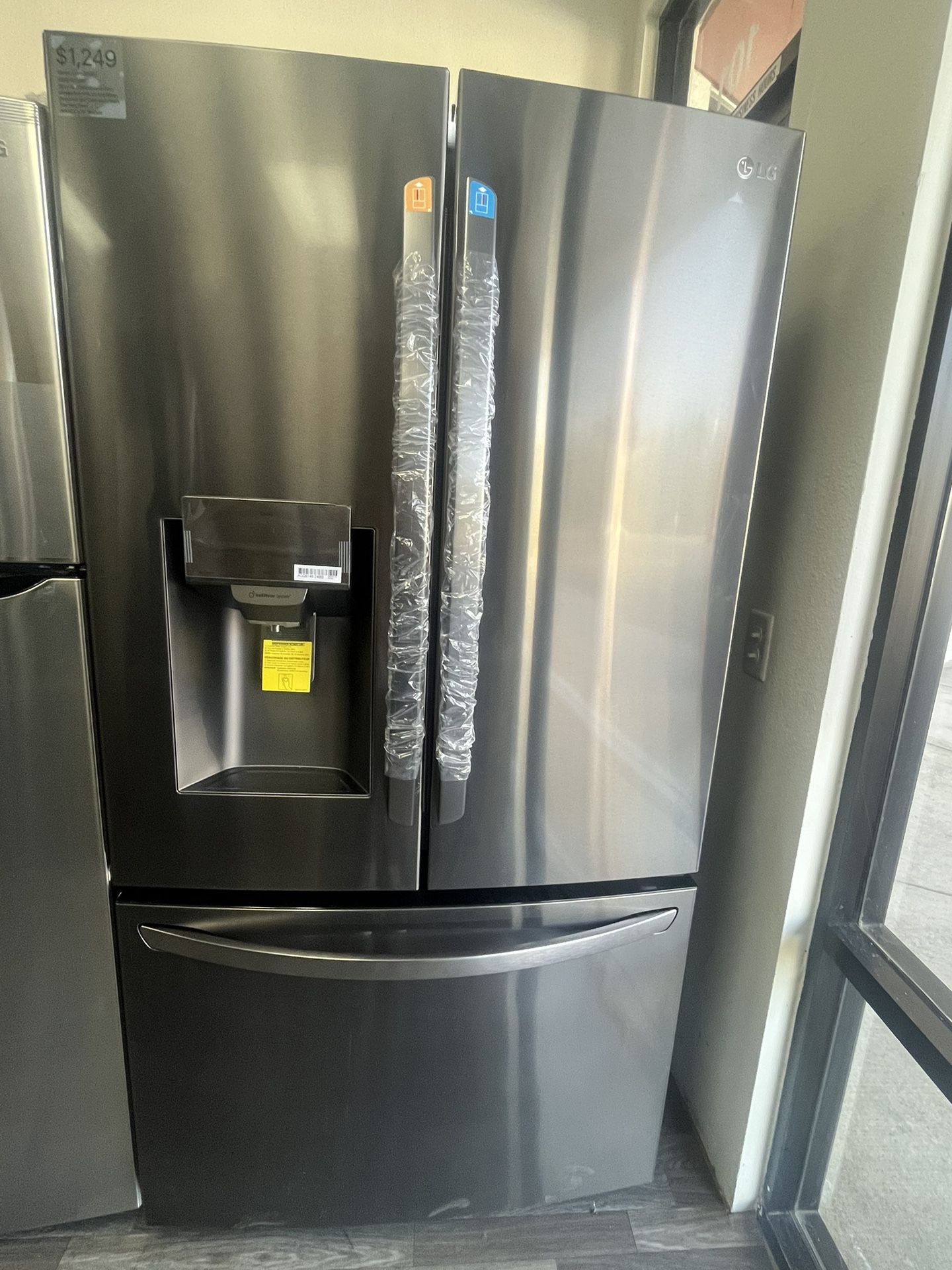 Memorial Day Sales/ Black Stainless Steel Refrigerator With Water / Ice Dispenser Now$1249