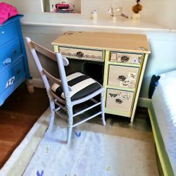 QUALITY CHILDRENS DESK 