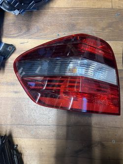 2010 MBZ ML LEFT TAIL LIGHT 