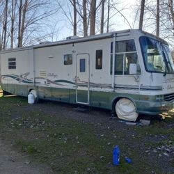 1999 Challenger Motor Home. See Full Description.
