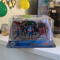 Selling these Awesome Figurines Star Wars And The Avengers 