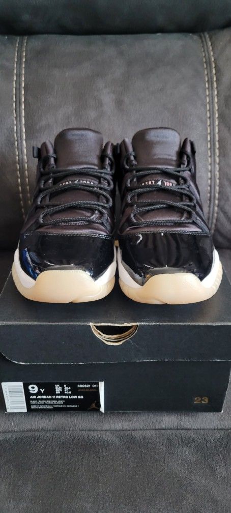 Jordan Retro 11 Low Bleached Coral Size 9