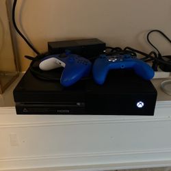 Xbox One With 2 Controllers 