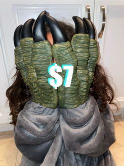 $7 like new Dinosaur 🦖 Claws set