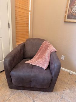 Oversized Brown Accent Chair – Very Comfortable – Excellent Condition