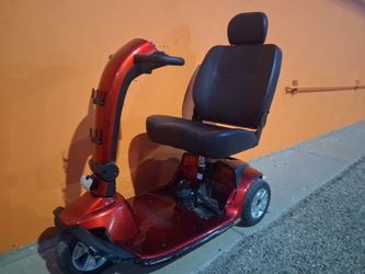 E-Scooter with swivel seat