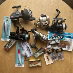 Lot Of 4 Spincast, 1 Baitcast Fishing Reels & 10 Lures (most new), bait, Nice!