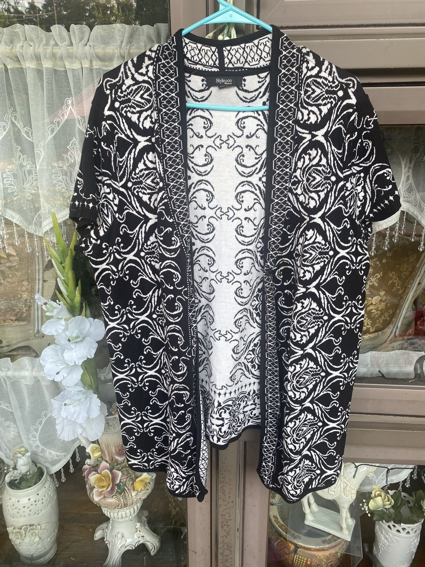 Style & Co Women Black and White Beautiful sweater vest look size X- large see all photos one small distress mark on item but so small not noticeable