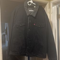 Black Levi’s denim Jacket (Sherpa Collar)