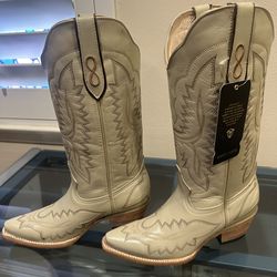 Woman’s Boots (New In Box) 💯 Leather .