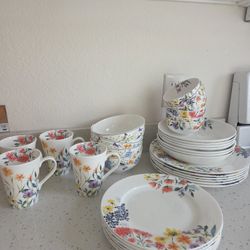Mikasa Dinnerware 32 Pieces