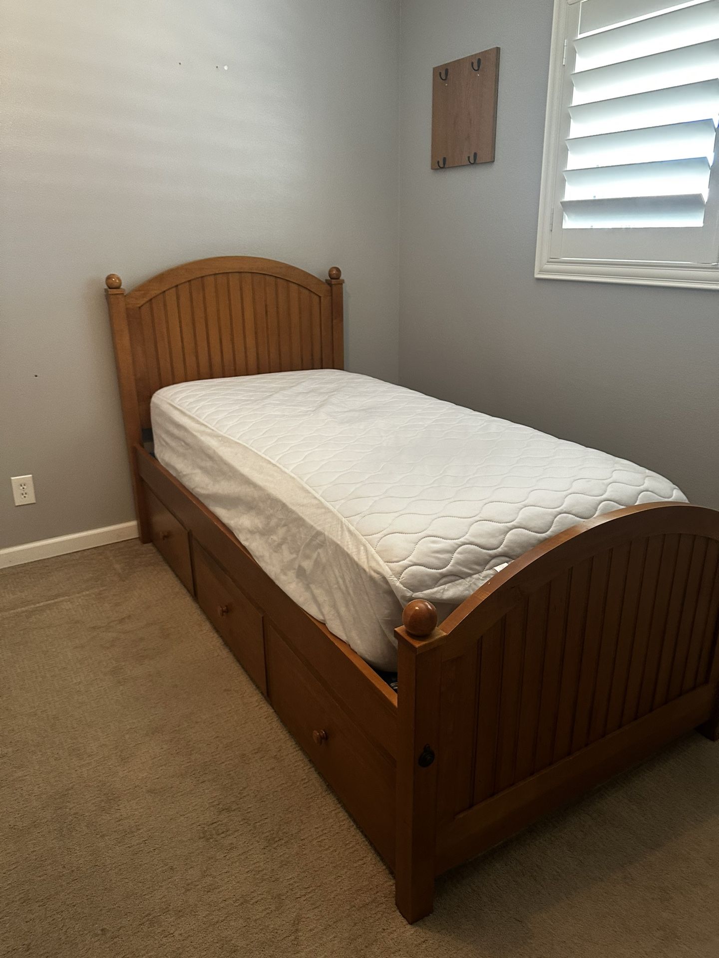 Ethan Allen Twin Size Bed With Trundle
