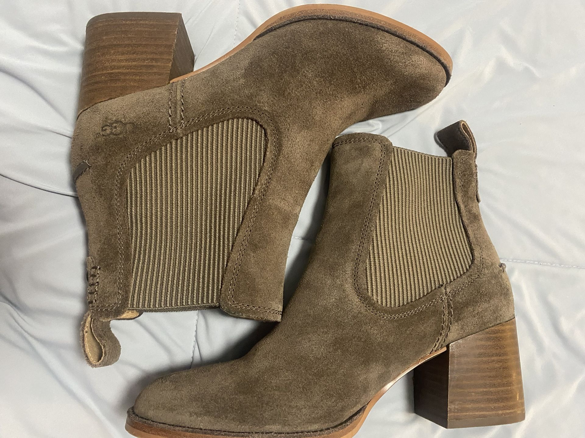 Ugg Chelsea Boots size 8 