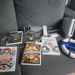 Nintendo Wii Complete Bundle - 4 games Mario kart, HDMI, controller tested working