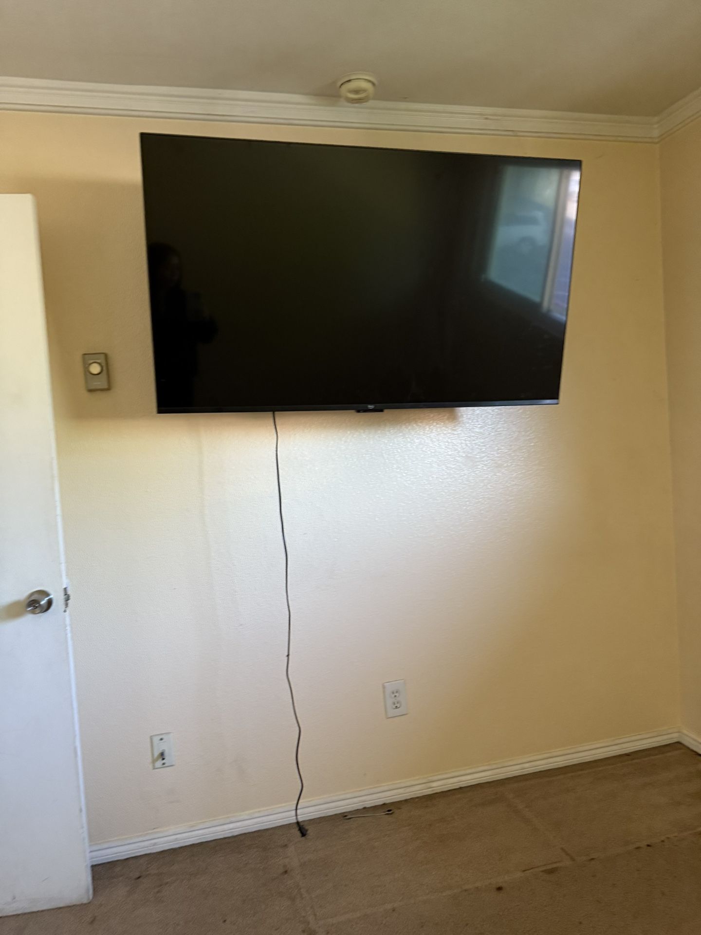 55” Fire TV – Excellent Condition + Wall Mount