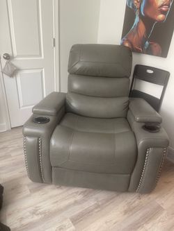 Excellent Like New Electric Recliner Chairs
