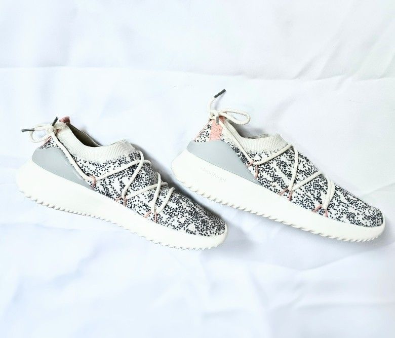 ADIDAS Women s Ultimamotion Running Shoes White Grey Dust for Sale in Snohomish WA OfferUp