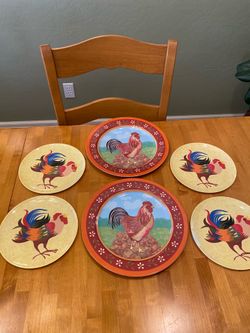 Rooster plastic vintage patio plates. Two 11 inches and four 8 inch plates. Farmhouse/ cottage.