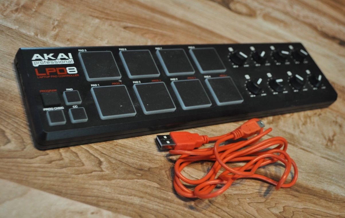 AKAI Pro LPD8 Portable MIDI Drum Pads & Controller + MiniUSB Cable