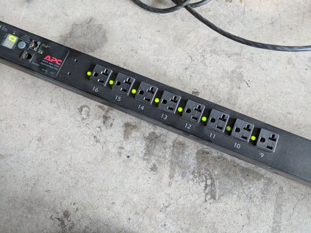 APC AP 7930 24 Outlet Switch Rack Power Distribution Strip Unit 120V 16A